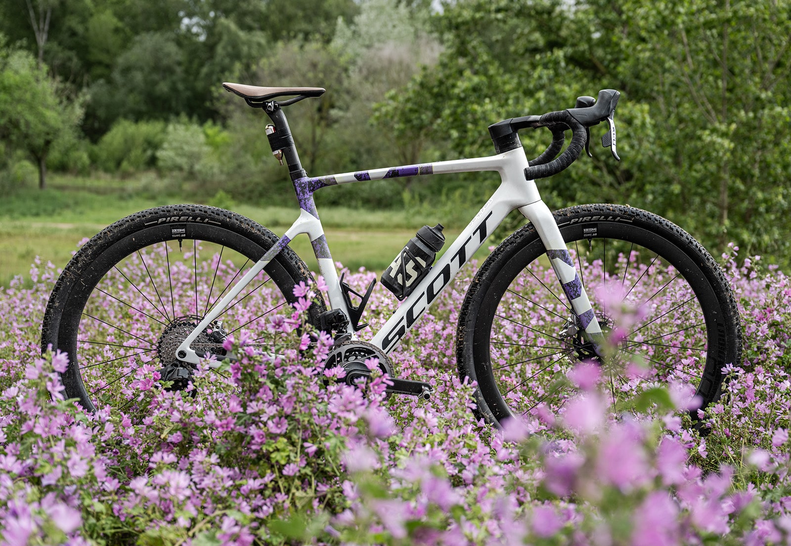 SCOTT Addict Gravel RC 2024 in white, purple and grey