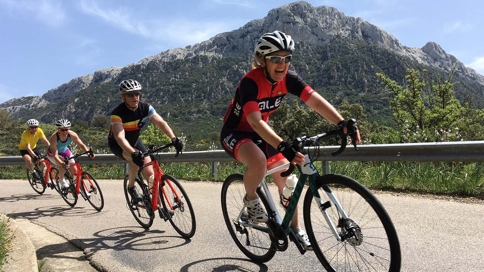 Sardinien, Italien - Raue Schönheit: mit dem Rennrad durch das hügelige und menschenleere Sardinien
