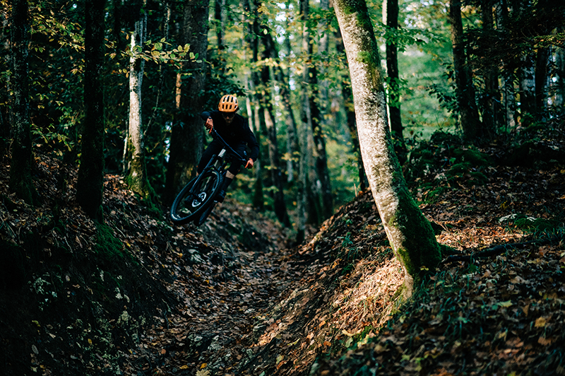 Biker nel bosco